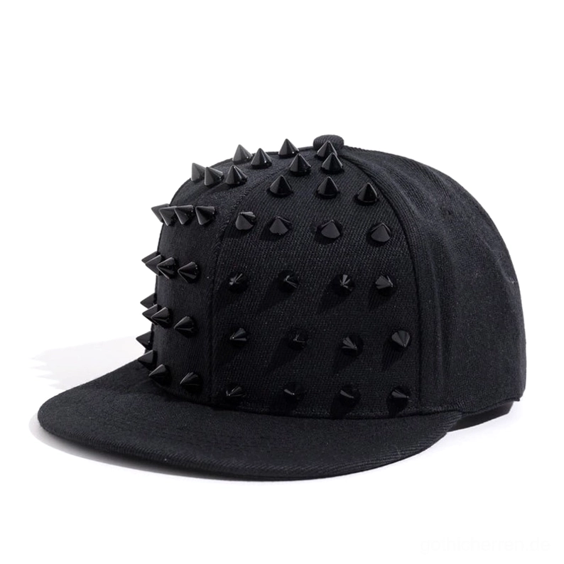 All-Black Gothic Spike Snapback Kappe mit mattem schwarzem Pyramiden-Nieten-Design, alternative Punk-Baseball-Mütze Seitenansicht