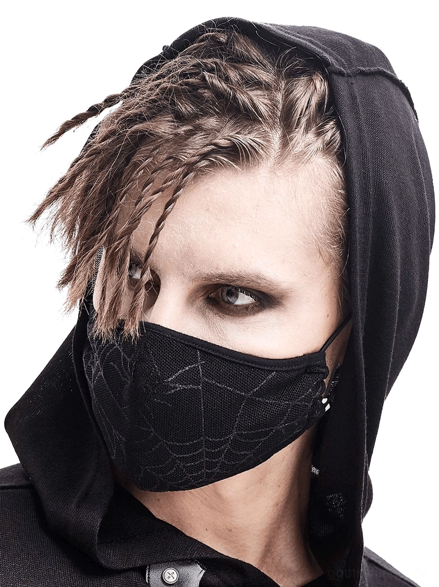 Männlicher Modell mit geflochtenen Haaren trägt schwarze Gothic-Spinnennetz-Maske mit dunklem Make-up, Frontalansicht im Studio auf weißem Hintergrund