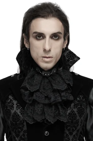 Schwarze Gothic-Spitzenkrawatte Jabot mit mehrschichtiger Rüschen-Spitzenkonstruktion, Frontalansicht-Nahaufnahme auf männlichem Modell, ornamentale Metallknöpfe, feine Stickmusterdetails