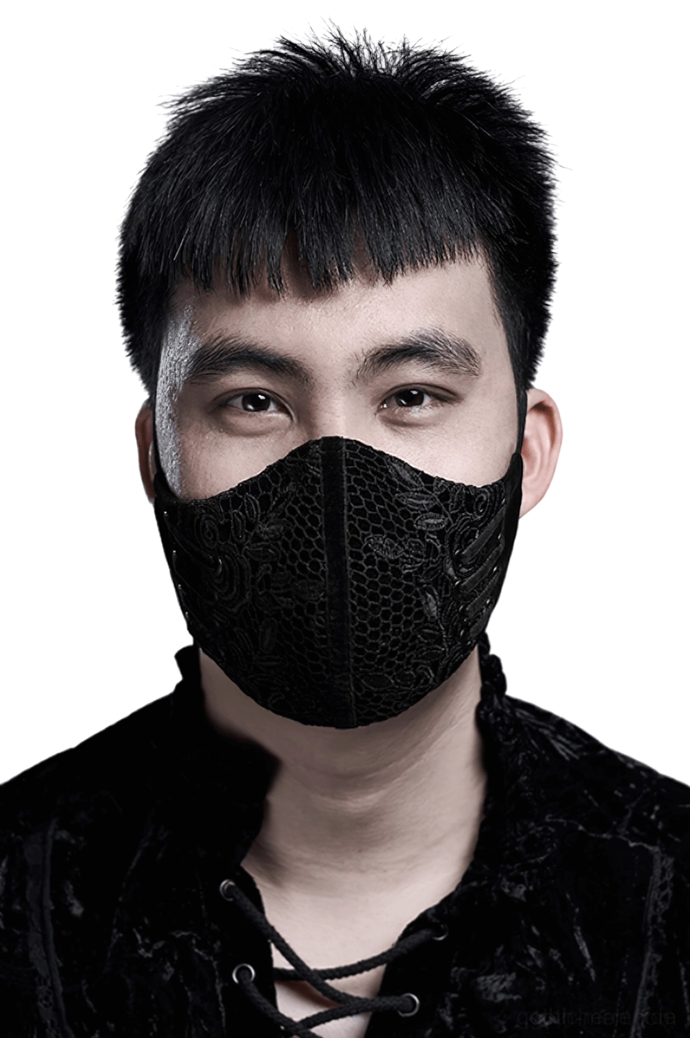 Schwarze Gothic-Spitzenmaske für Herren mit Samtverzierungen, frontale Studio-Aufnahme mit aufwändiger Blumenstickerei, Wabenmuster-Details und verstellbaren elastischen Ohrschlaufen
