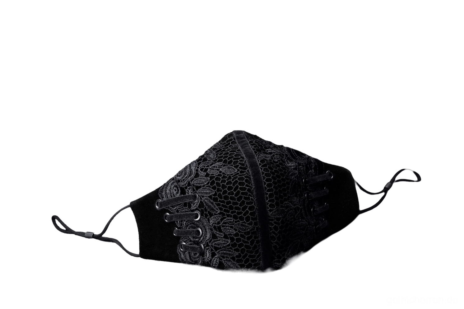 Dreiviertel-Seitenansicht der schwarzen Gothic-Spitzenmaske für Herren, zeigt verstellbare Ohrschlaufen, ornamentale Kordeleinfassungen und Samtkonstruktion für alternative Maskeradenstil