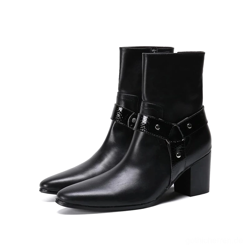 Paar schwarzer Lederstiefel mit Spitzform und Metallriemen im Gothic-Stil, Block-Absatz und Spitzform, frontal Studioaufnahme