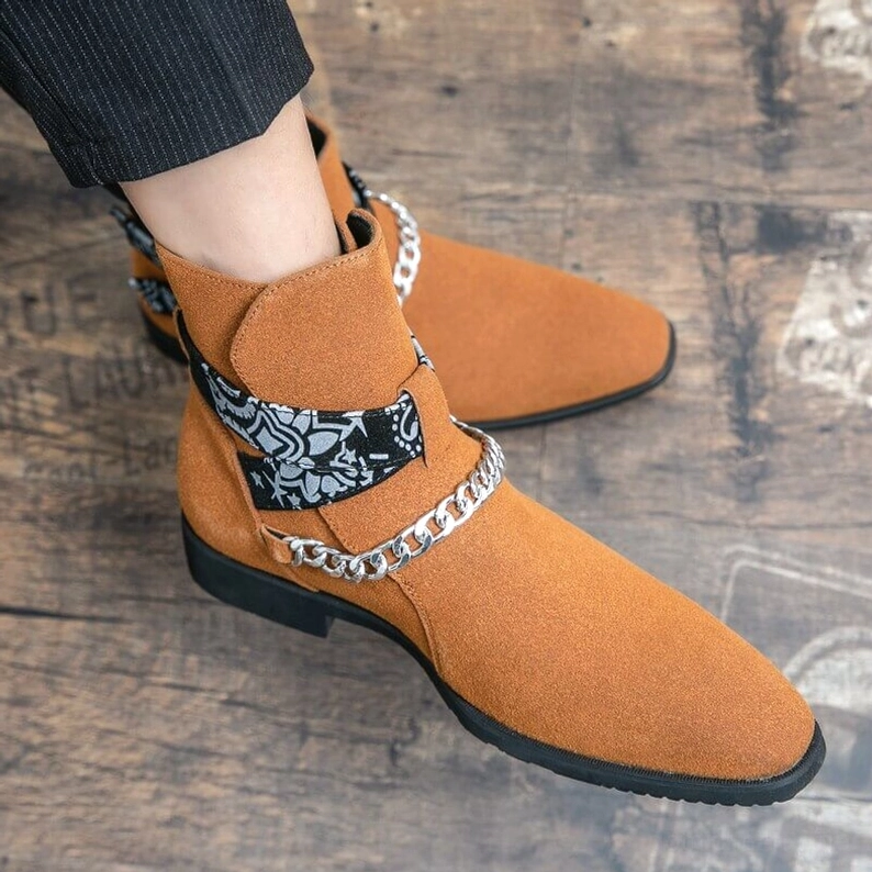 Drei-Viertel-Ansicht schwarzer Kunstvelousr gotischer Knöchelstiefel hebt spitze Zehenform und Gesamtsilhouette-Proportionen hervor