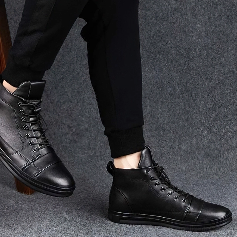 Schwarze Gothic Stiefel Herren Schnürschluss Vorderansicht Lacing System geschlossene Ansicht