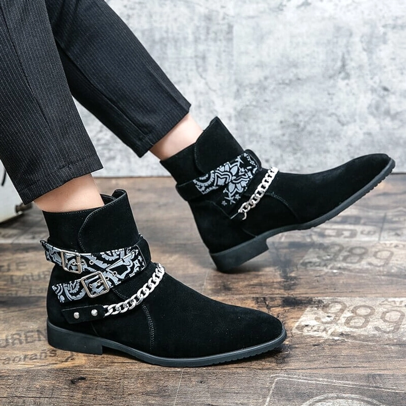 Schwarze Kunstvelousr gotische Knöchelstiefel Lifestyle-Aufnahme authentisches Tragedesign mit alternativer Fashion-Ästhetik und Urban-Look