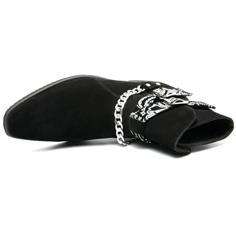 Overhead Flatlap-Ansicht schwarzer gotischer Knöchelstiefel mit Paisley-Schnallenträgern und Kettenverzierungen auf weißem Studio-Hintergrund