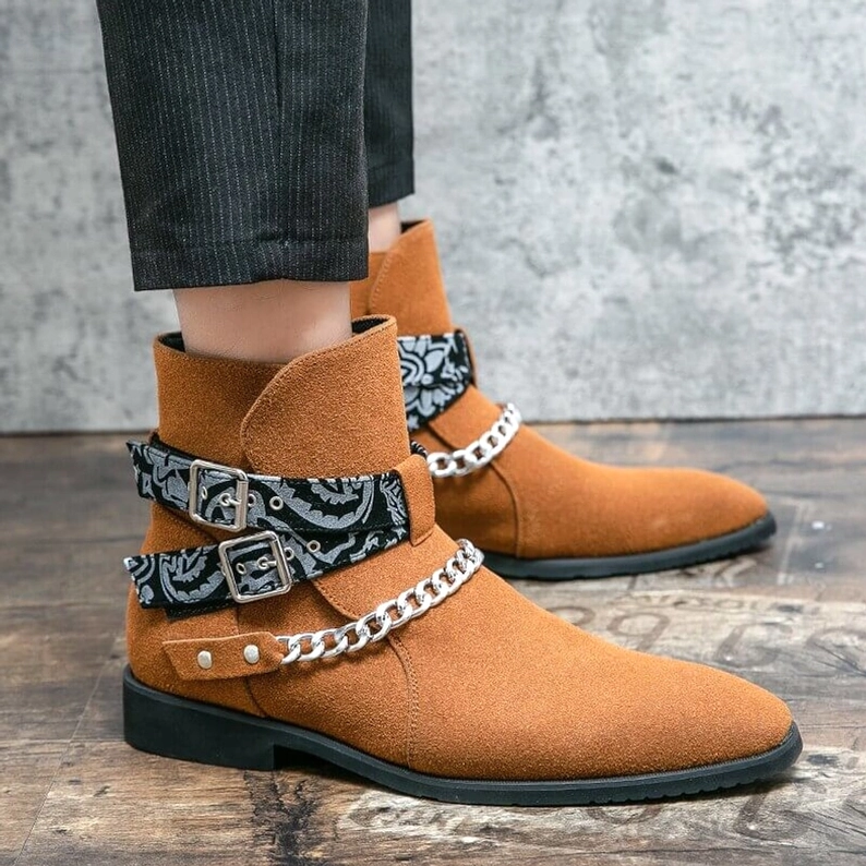 Schwarzes Kunstvelousr gotische Knöchelstiefel Studio-Aufnahme betont matte Veloursleder-Textur und dekorative Hardware-Handwerkskunst-Details