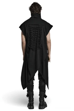 Schwarze Gothic Strickweste Rückansicht mit gerafftem Rückenausschnitt Detail auf männlichem Modell zeigt Designelement