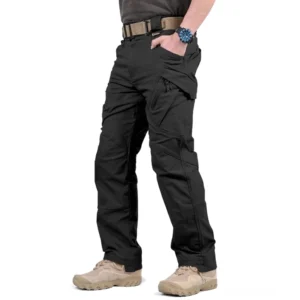 Schwarze Gothic Tactical Cargohose mit Mehrtaschen-Design, Frontansicht, Frontalaufnahme auf neutralem weißem Hintergrund, regulärer Militär-Schnitt mit strukturiertem Broadcloth-Gewebe