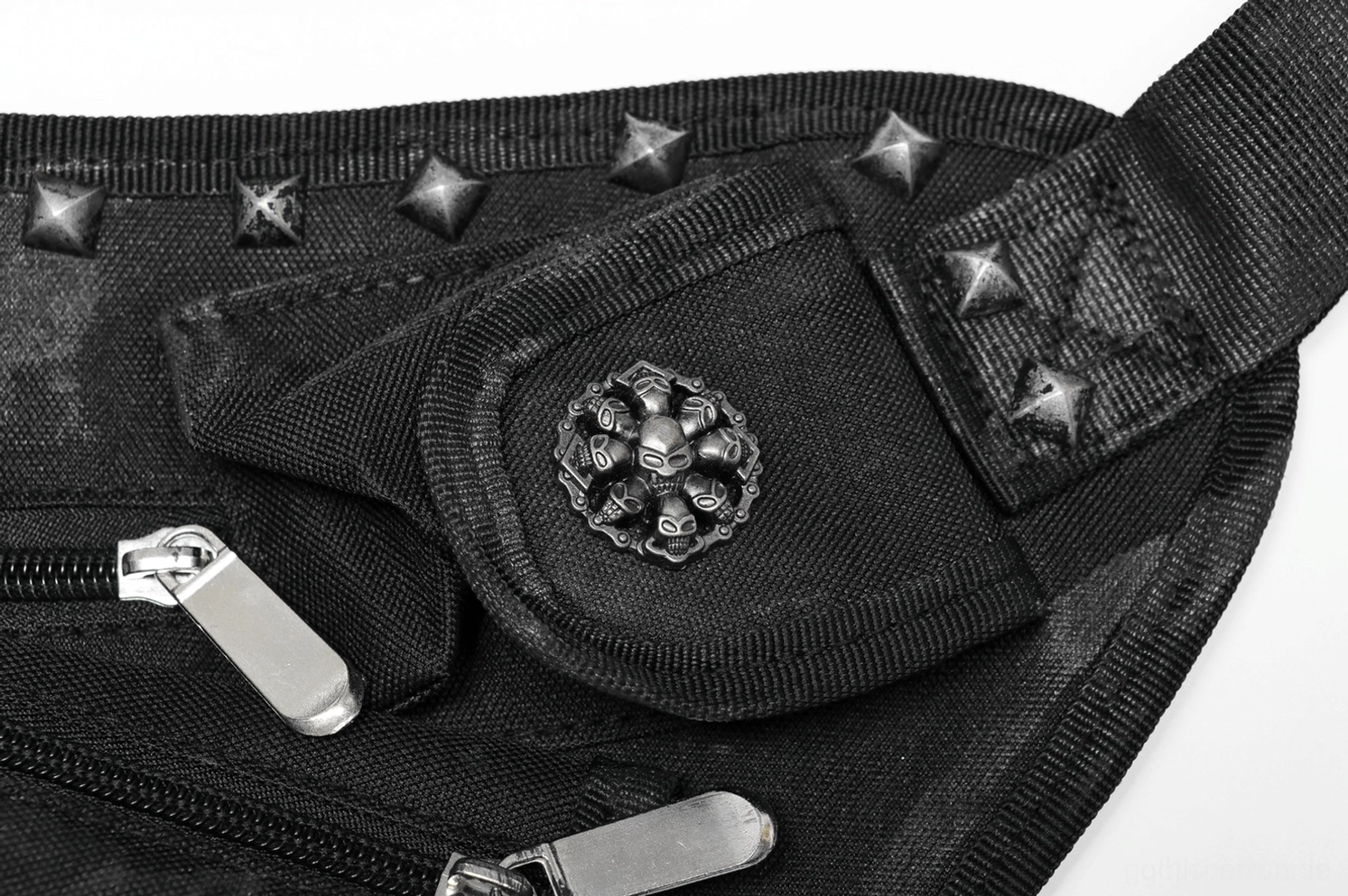 Nahaufnahme der Gothic-Tasche-Hardware mit Schädel-Kreuz-Emblem, Stern-Nieten, Metallreißverschluss-Zieher und Rivets