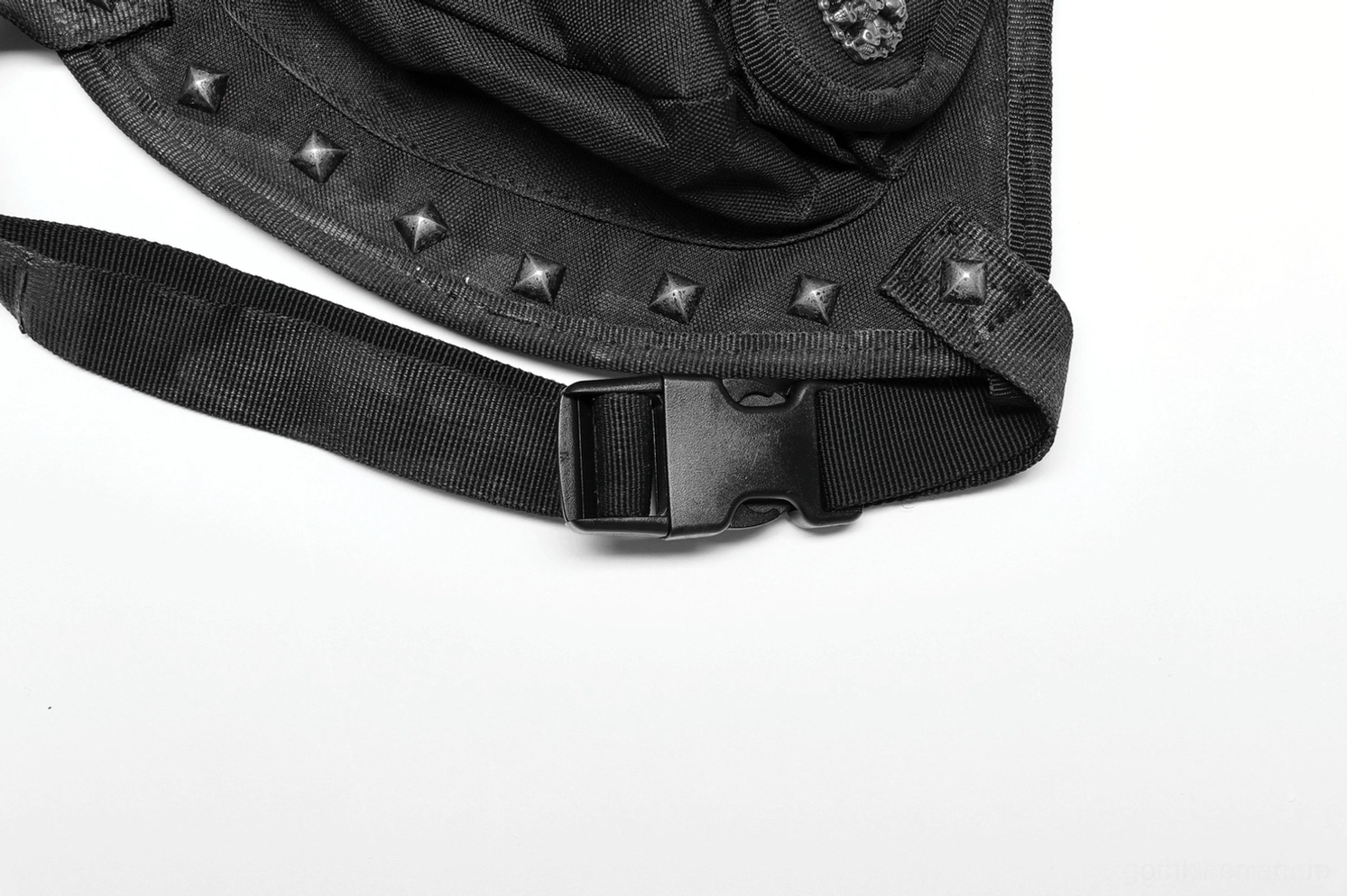 Nahaufnahme des Gothic-Tasche Nylon-Riemen mit Kunststoff-Schnellverschluss, Nieten-Besatz und verstellbarem Befestigungssystem