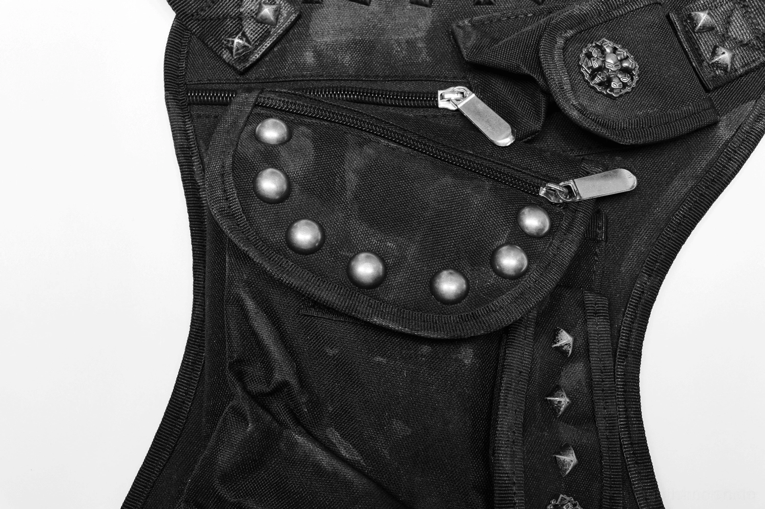 Detaillierte Nahaufnahme der schwarzen Gothic-Tasche Reißverschlusstaschen mit runden Metallnieten und verstärkter Naht