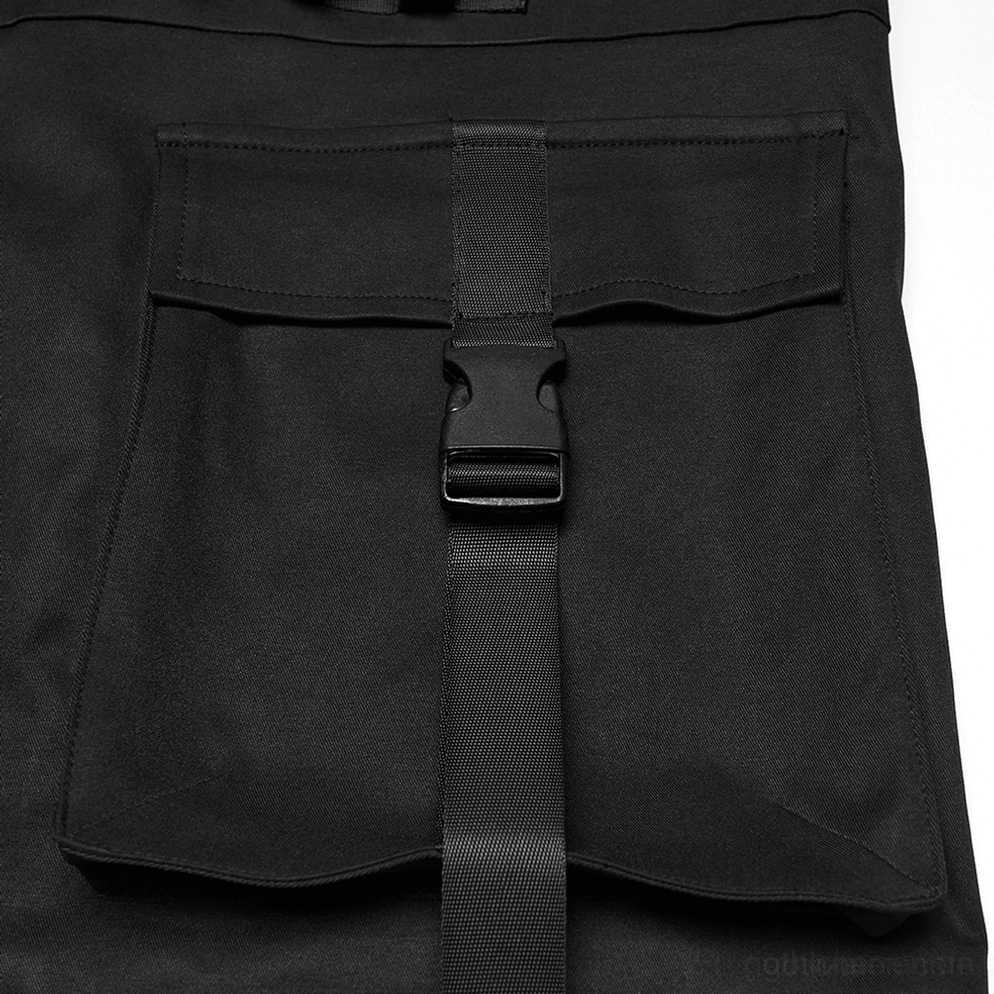 Nahaufnahme der Cargotasche der schwarzen Gothic Techwear Jacke mit Nylon-Riemen-Schnallenverschluss und taktischem Utility-Hardware in Detailansicht