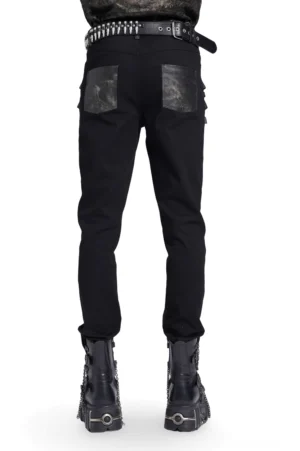 Schwarze Gothic Slim-Fit Lederhose Rückansicht mit Patch-Taschen und metallverziertem Schnallengurt auf männlichem Model mit Platform-Boots