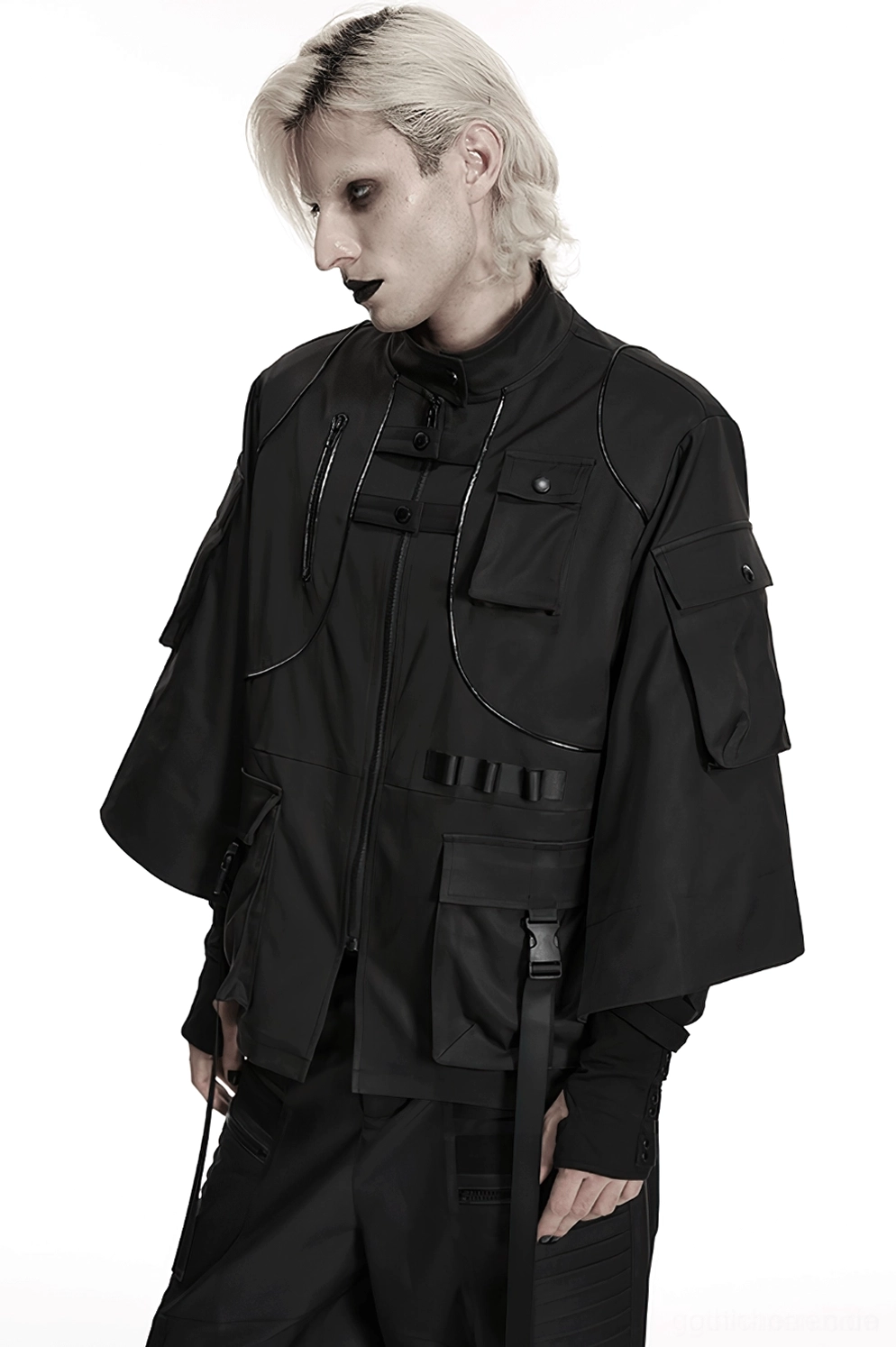 Schwarze Gothic Techwear Utility Jacke mit alternativer Mode-Stilisierung, getragen mit dekorativen taktischen Riemen und unterirdischer Fashion-Ästhetik-Koordination
