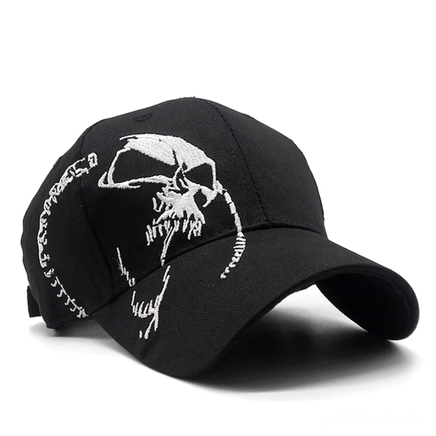 Schwarze Gothic Baseball Kappe mit weißer Totenkopf-Stickerei, drei-viertel Frontansicht, detaillierte Stickarbeit, Alternative Fashion Kopfbedeckung mit strukturiertem sechs-Panel Design