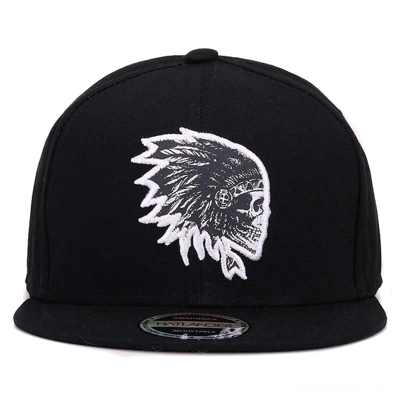 Schwarze Baumwoll Cap mit weißer bestickter Totenkopf Feder Logo, direkte Vorderansicht der Gothic Snapback Kappe zeigt die feingliedrige Stickerei und Dark Fashion Aesthetic