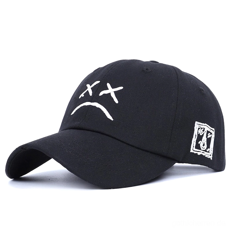 Schwarze Gothic Cap mit gesticktem Weinen-Gesicht und XX-Augen Design, Seitenansicht mit Studio-Hintergrund, alternativer Mode-Stil