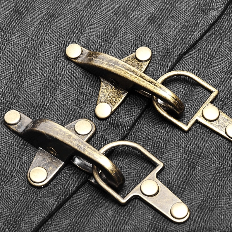 Nahaufnahme Detail antike Bronze Doppel-Hakenbefestigung auf schwarzer Gothic Steampunk Weste – Viktorianische Ingenieurskunst Inspiriert Verschluss
