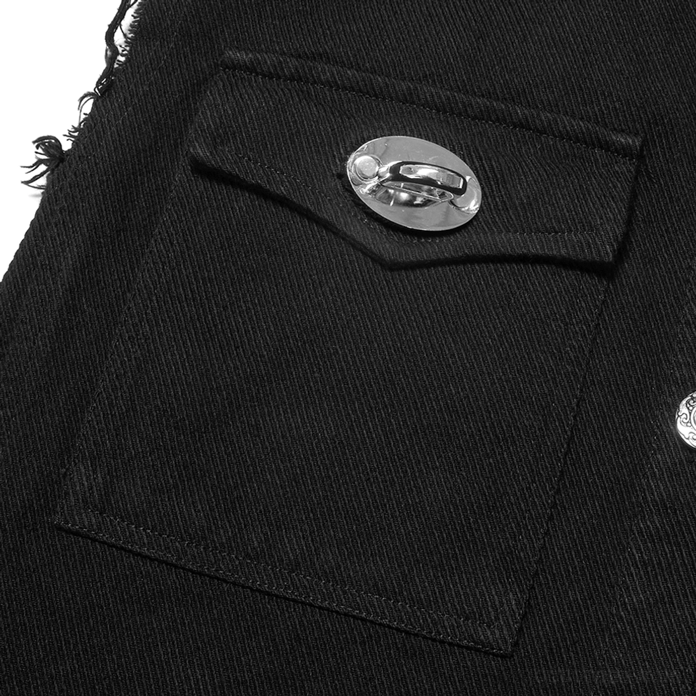 Nahaufnahme der Brusttasche mit Klappe mit verdrehbarem Metall-Sicherungsspange auf schwarzer Gothic Weste, zeigend ausgefranste Tasche Details