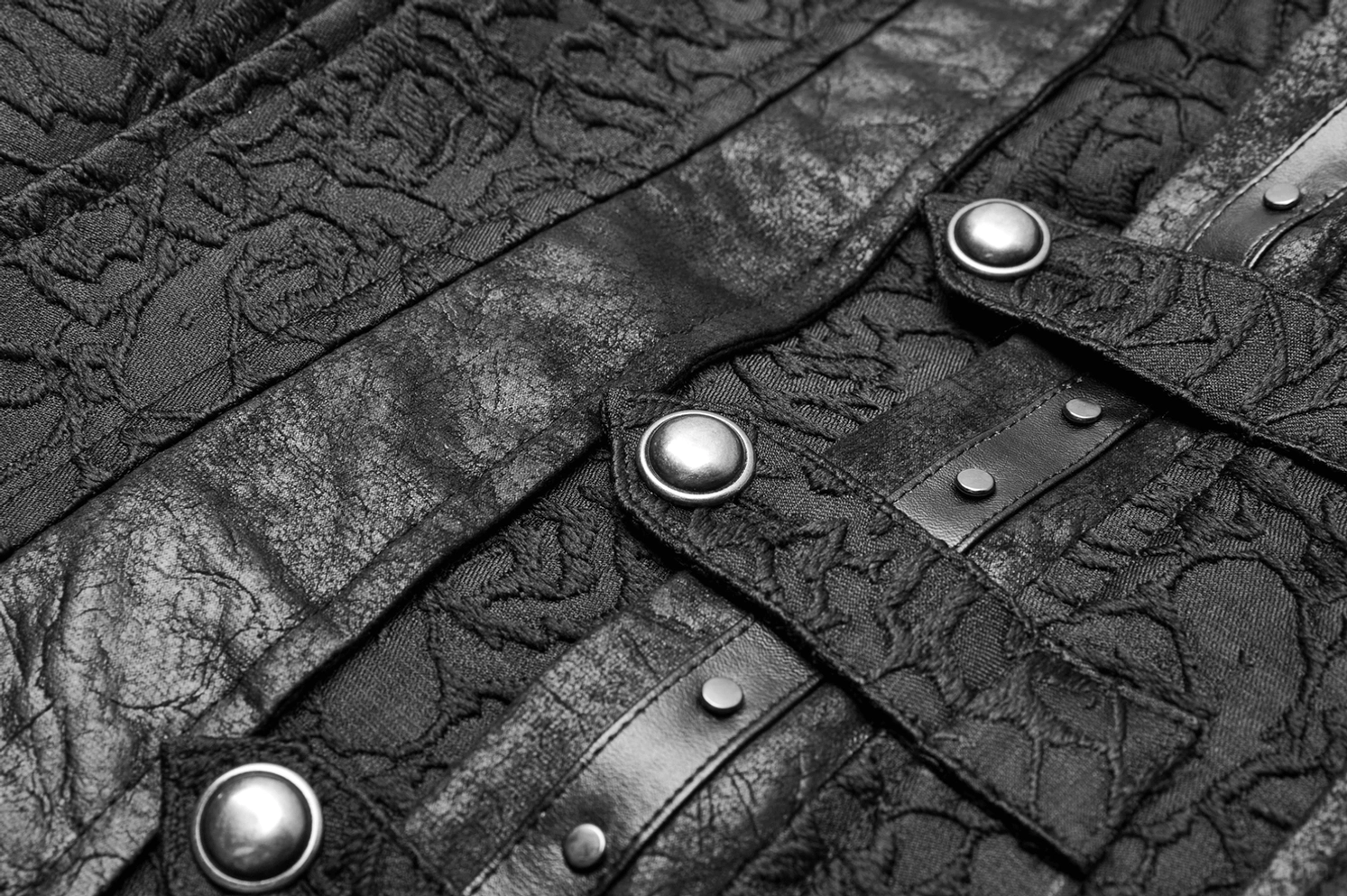 Detailaufnahme schwarze Gothic-Weste zeigt Metallschnappknöpfe, Kunstlederkanten-Akzente und florales Jacquard-Webmuster