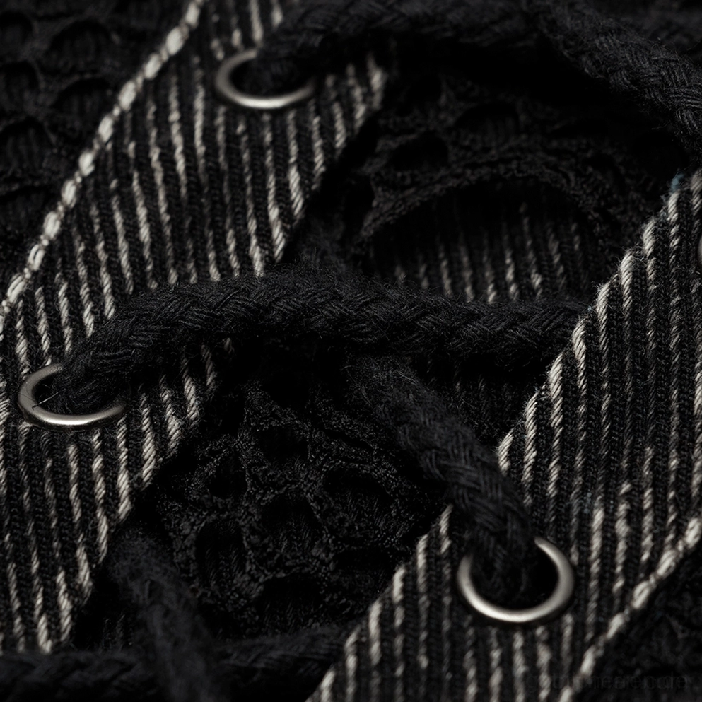 Makro-Nahaufnahme der Gothic Denim Weste Hardware - Metallösen, geflochtene Schnüre und strukturierte Denim-Leinwandbindung mit Mesh-Gewebe