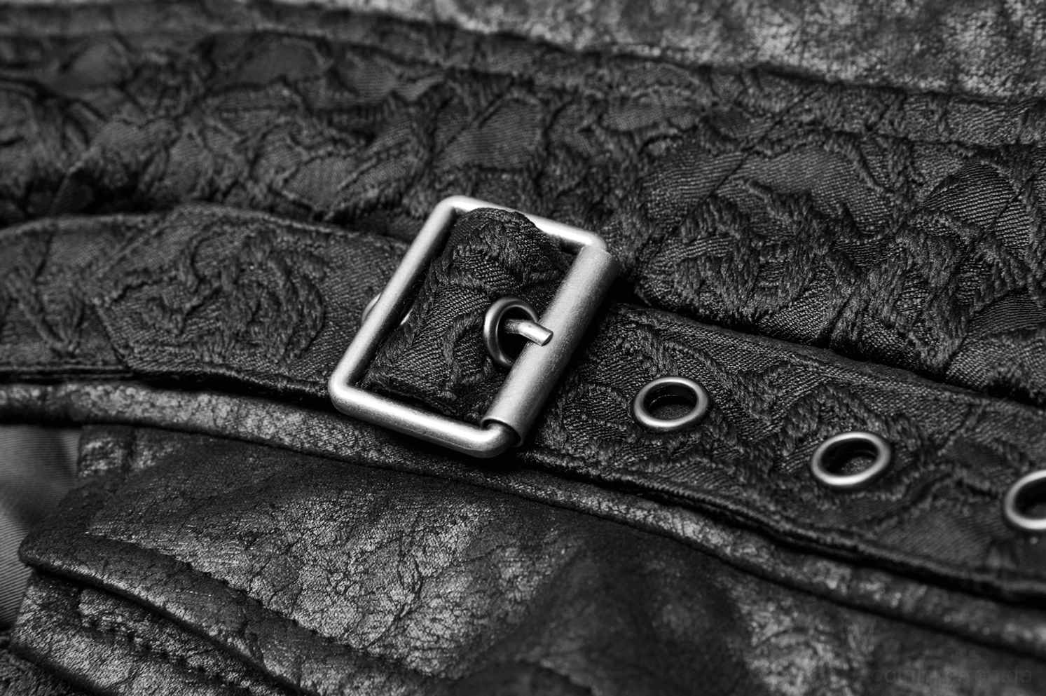 Detailaufnahme schwarze Gothic-Weste Metallschnallen-Hardware, Ösen-Verschlüsse und strukturiertes Stoffkonstruktionshandwerk