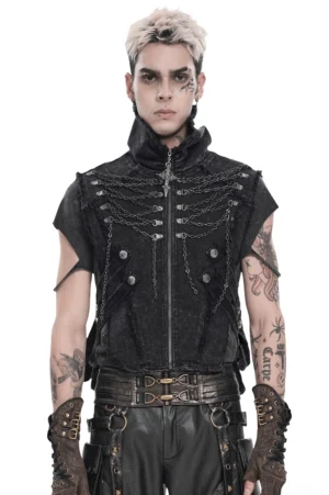 Schwarze Gothic Weste mit Hochkragen und Kettenelementen, Frontansicht auf tätowiertem männlichem Modell, Knopfdetails an den Seiten und ausgefranste schwarze Denimkanten