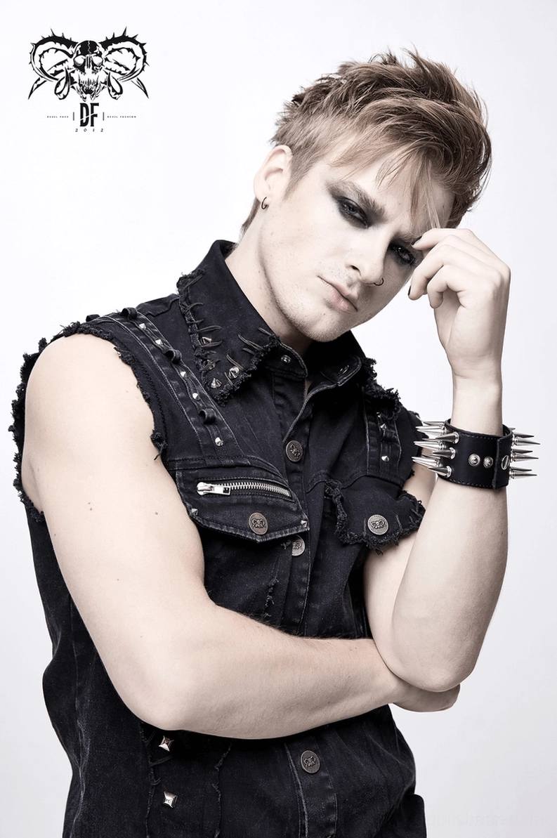 Schwarze Gothic-Denim-Weste Detailshot Metallknopf-Verschlussleiste und vordere Placket-Konstruktion, Nähte und Verarbeitung