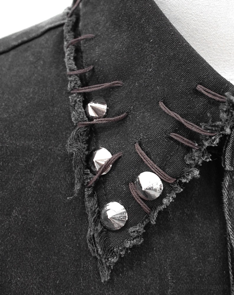 Detailaufnahme schwarze Gothic-Denim-Weste Kragenbereich, Pyramiden-Metallnieten, Fransen-Denim-Kante, kegelförmige Studs mit Schnürung