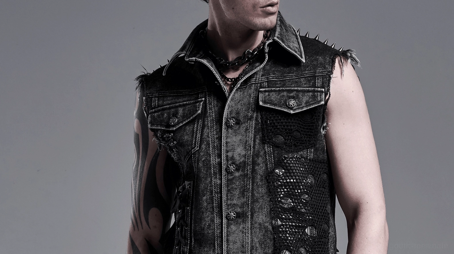 Gothic Denim Weste Kragen und Schulter-Nieten Detail - Siebenstern-Geistertasten und Metallbeschläge Nahaufnahme