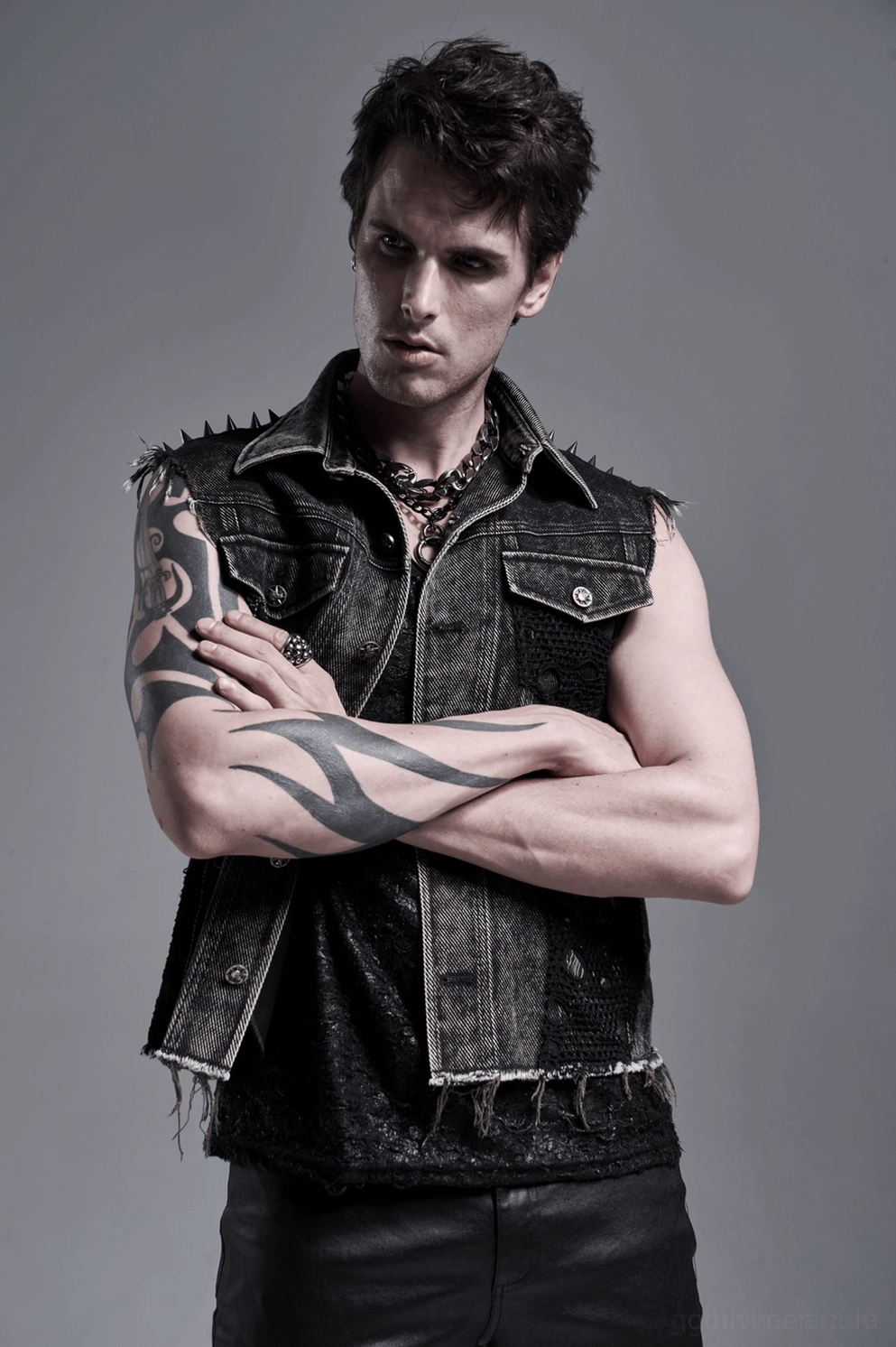 Schwarze Gothic Denim Weste Layering-Aufnahme - zeigt wie Weste mit alternativer Mode-Styling und Lederjacke kombiniert wird