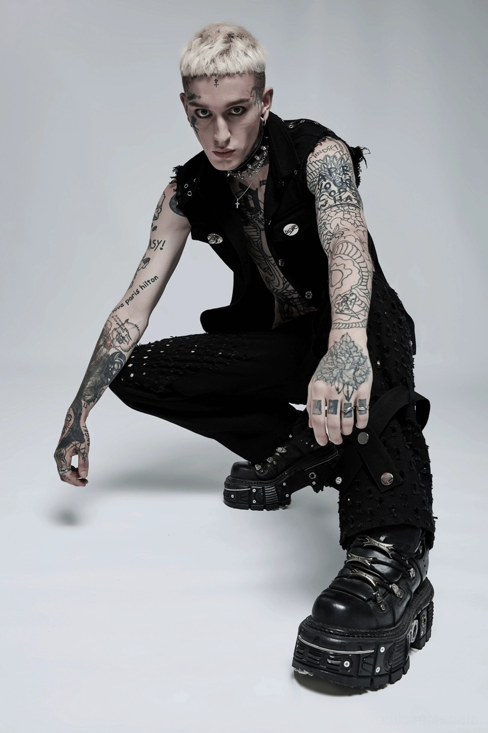 Lifestyle-Flat-Lay der schwarzen Gothic Nieten-Weste im Kontext zeigend Stoff-Textur-Details, Verarbeitungsqualität und Alternative-Style-Kontext