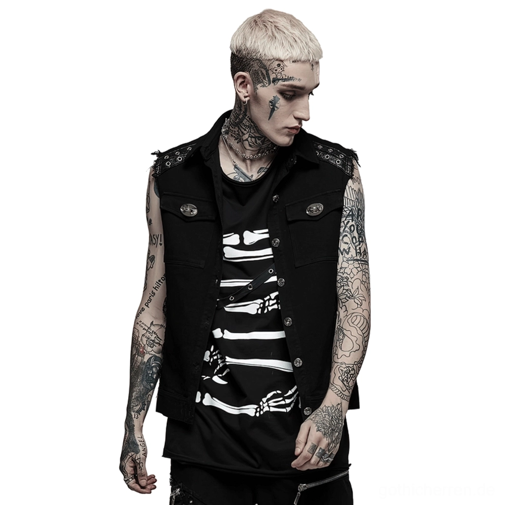 Schwarze Gothic Weste mit Metallnieten und ausgefransten Armlochabschnitten, Vorderansicht auf tätowierten männlichen Modell zeigend, Ghost-Head-Schnalle und Metallösen-Details
