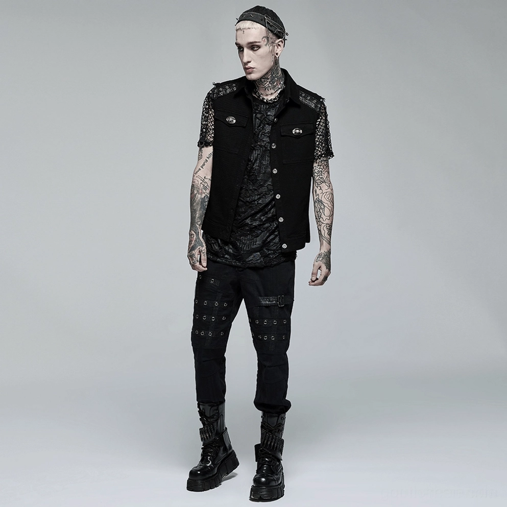 Vollständige Vorderansicht der schwarzen Gothic Nieten-Weste auf männlichem Modell zeigend Layer-Styling mit Langarm-Shirt, Passform und Tragekomfort