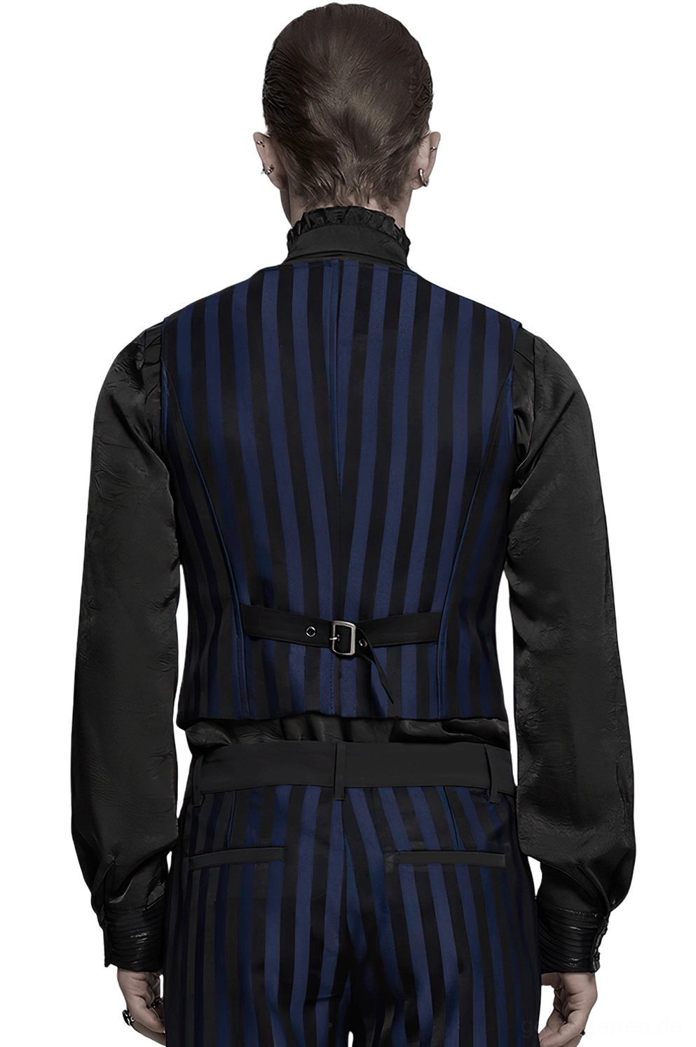 Rückansicht der schwarzen striped gothic Weste – verstellbarer Metallschnallengurt und taillierte Silhouette über formales schwarzes Hemd