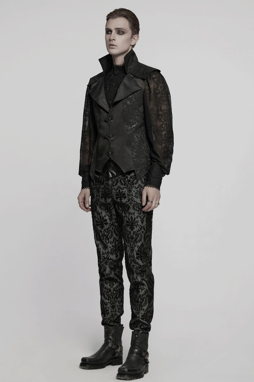 Schwarze Gothic Jacquard Weste Rückseite komplette Ansicht auf Model mit gesticktem Damast-Muster, definierter Taillenschnalle, strukturierter Silhouette