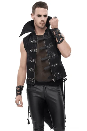 Schwarze Gothic Weste mit Schnürverschluss Frontansicht männliches Model zeigt Metallschnallen Seitenschnürung asymmetrischer Spitzsaum punk rock ästhetik