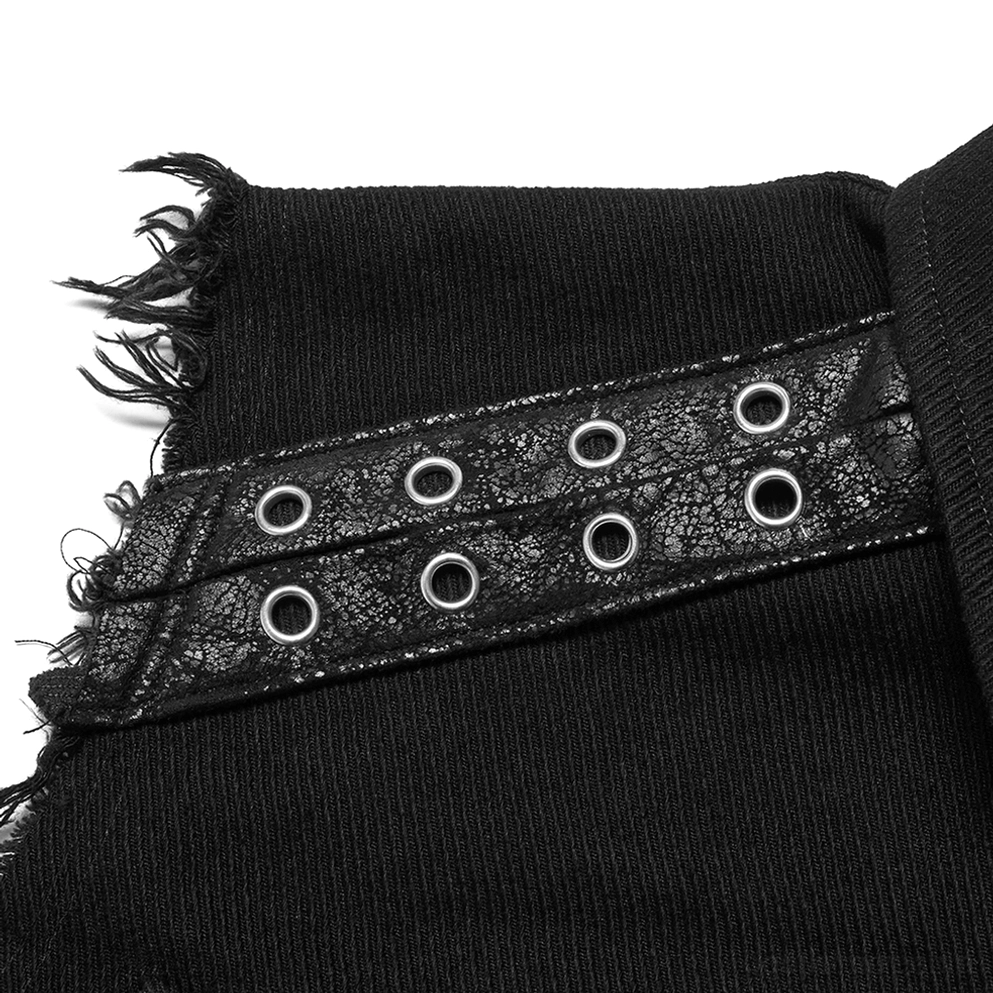 Nahaufnahme Detail der Metallösen-Streifen mit ausgefransten Stoff-Abschnitten auf Schultergurt der schwarzen Gothic Weste, zeigend DIY-Ästhetik