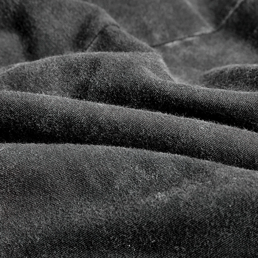 Nahaufnahmen schwarze verwachsene Baumwoll-Stoff der Gothic Korsett-Weste, zeigt matte Oberfläche, gealterte Verarbeitungs-Finish, Stoff-Qualität und Textur