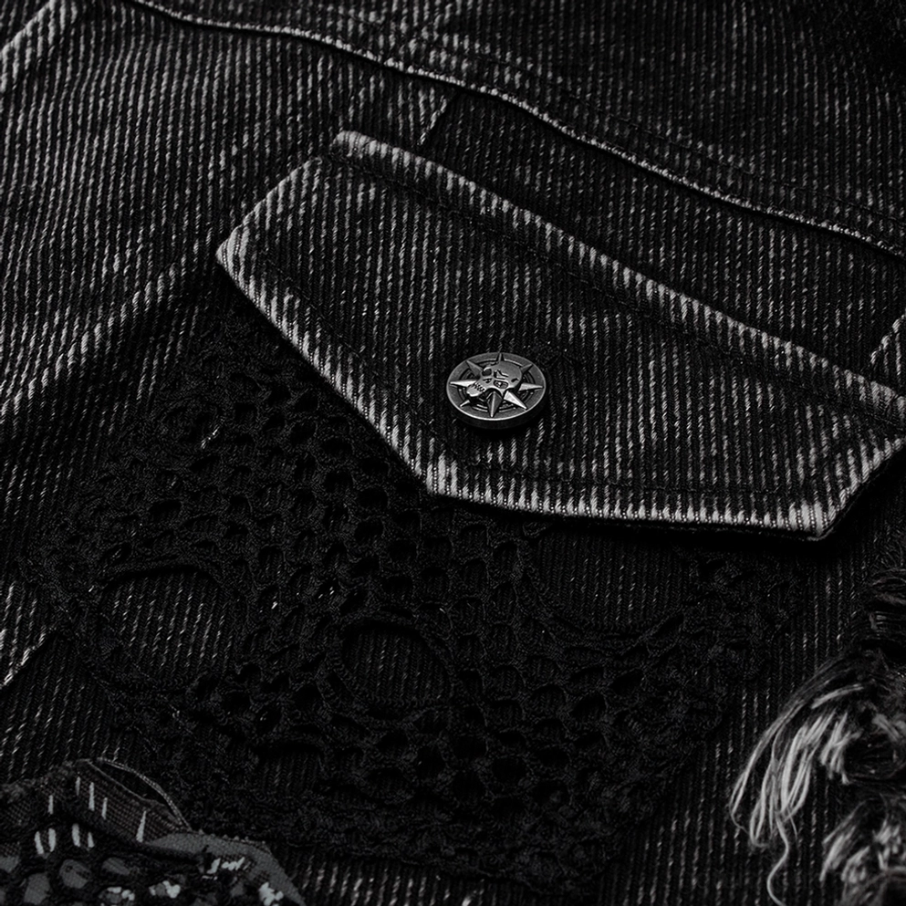 Makro-Detail der Gothic Weste Tasche - gravierter Metall-Denim-Knopf und gestörtes schwarzes Mesh-Overlay mit ausgefranstem Denim-Rand
