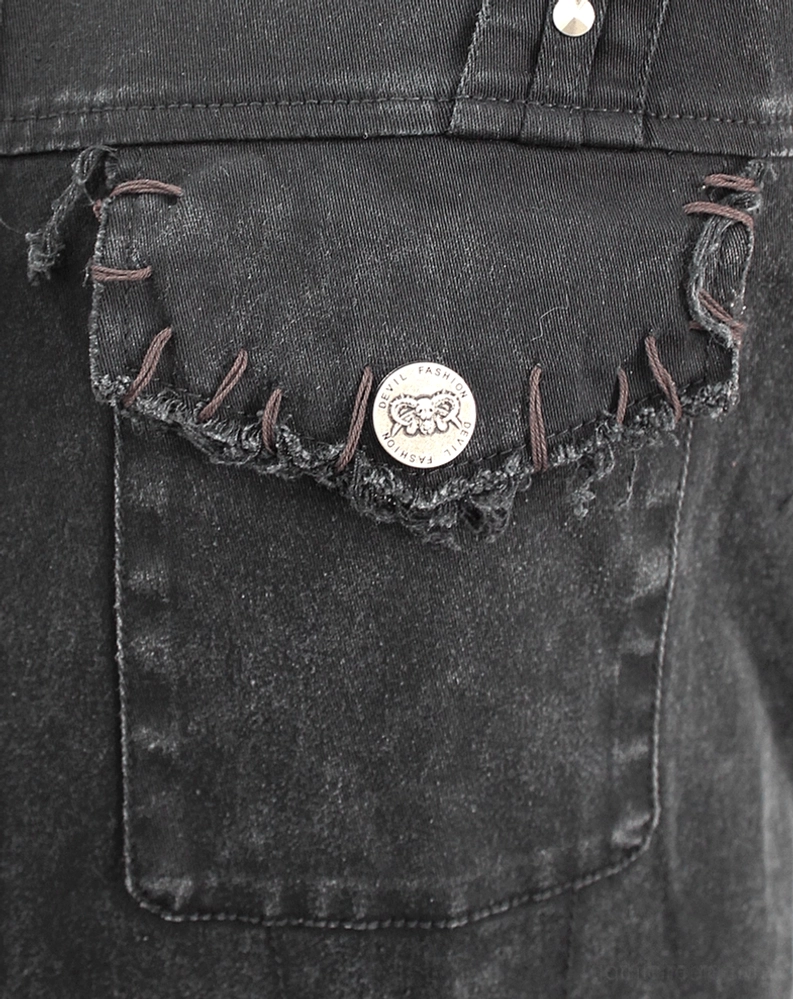 Nahaufnahme schwarze Gothic-Weste Brusttasche, Metallknopf-Verschluss, Fransen-Nähte, Standard-Denim-Taschenkonstruktion, Industrial Details