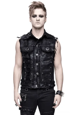 Schwarze Gothic Weste mit Totenkopf-Print und pyramiden Studs Vorderansicht auf männlichem Model in voller Länge vor weißem Hintergrund