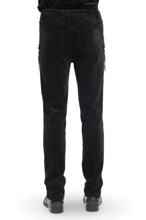 Schwarze gotische Slim-Fit Hose mit Kettenakzenten – Rückansicht in voller Länge – Taschenkonstruktion mit silbernen Verzierungen