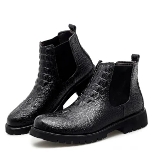 Schwarze gotische Chelsea Ankle Boots mit Krokodil-Prägung, Spaltleder, elastische Seitenpaneele, dreiviertelseitige Ansicht mit Texturdetails und robuste Gummi-Laufsohle