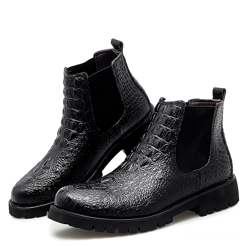 Schwarze gotische Chelsea Ankle Boots mit Krokodil-Prägung, Spaltleder, elastische Seitenpaneele, dreiviertelseitige Ansicht mit Texturdetails und robuste Gummi-Laufsohle
