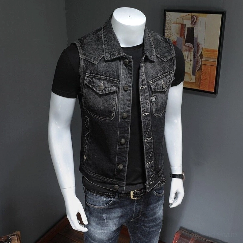 Dreiviertelsansicht der Herren-Schwarzen gotischen Denim-Bikerweste zeigt strukturierte Silhouette und schlanke Passform