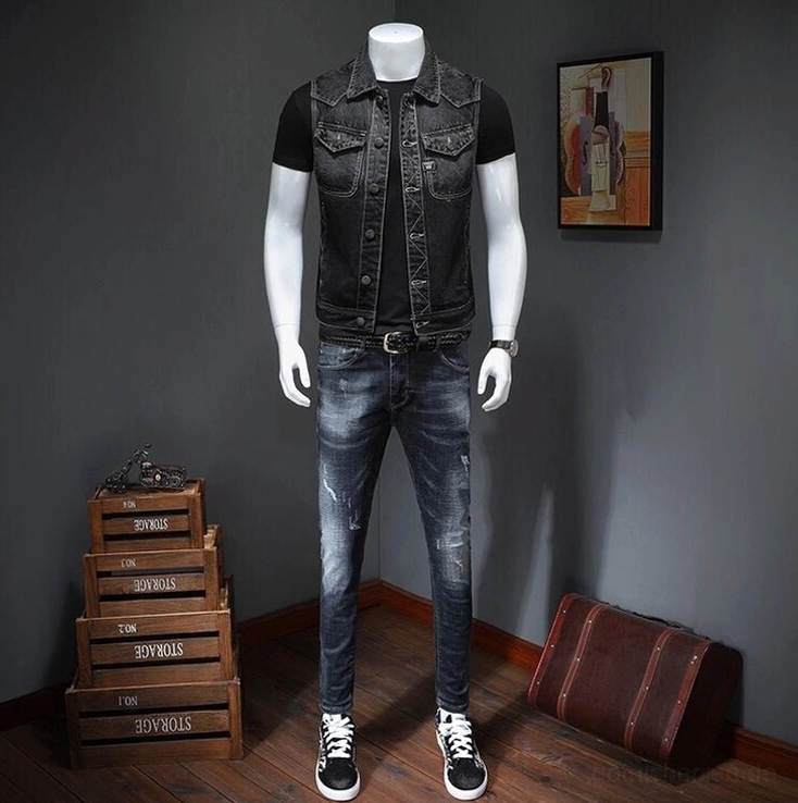 Schwarze gotische Denim-Bikerweste für Herren auf Schaufensterpuppe präsentiert authentische Vintage-Styling und angemessene Proportionen