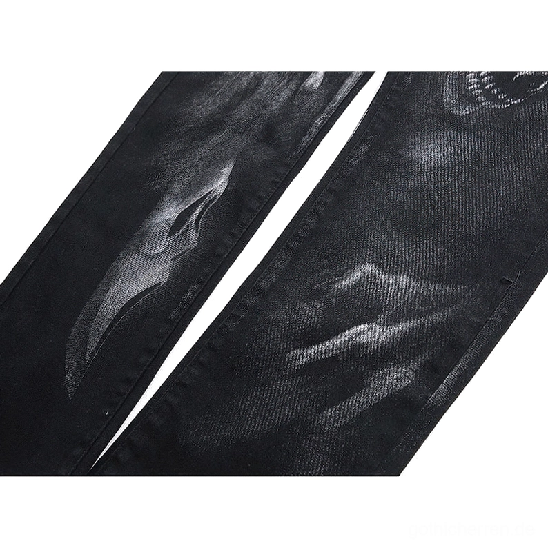 Teilansicht schwarze gotische Denim-Hosenbeine mit Geisterhands-Druckdesign-Detail auf Flachlage
