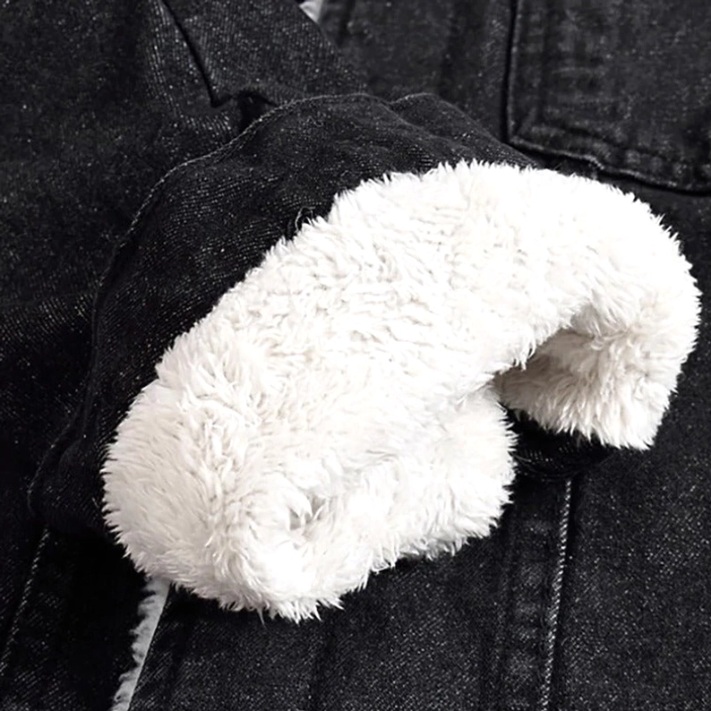Schwarze Denim-Jacke Manschette Detail zeigt weiße Sherpa-Fleece-Fütterungskontrast, gotische Winter-Wärmekonstruktion und Isolierungsdetail